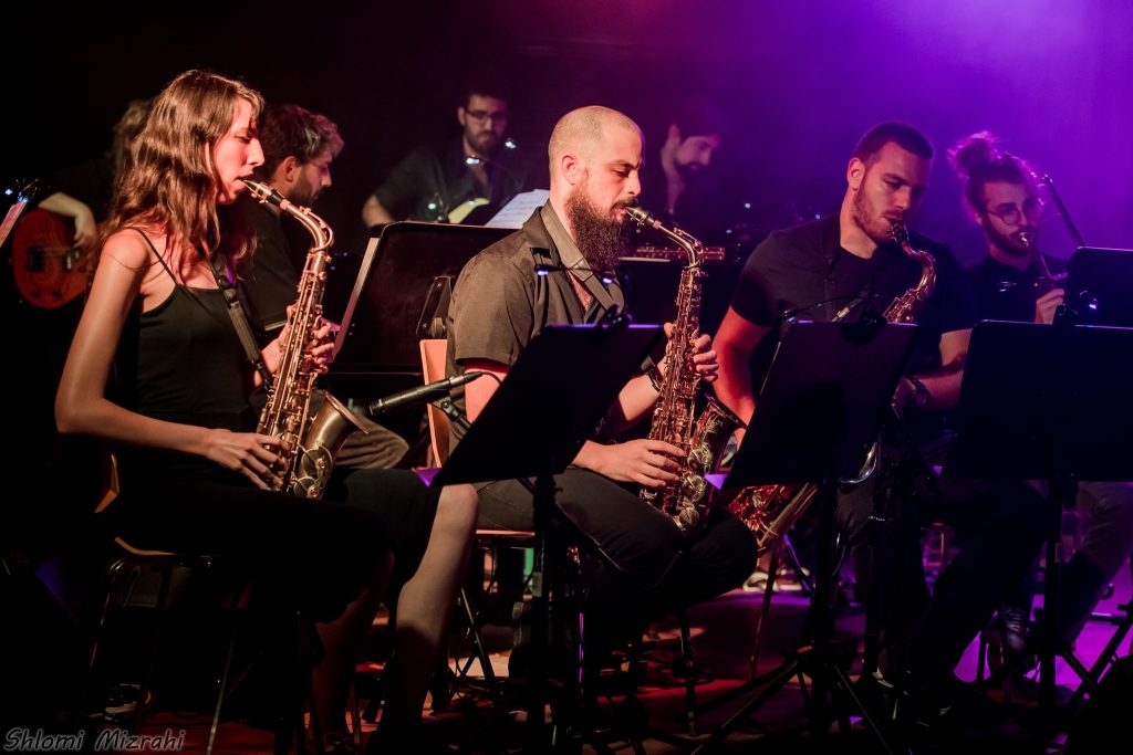 סטודנטים מנגנים בכלי נשיפה