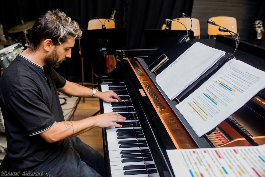 סטודנט מנגן על פסנתר