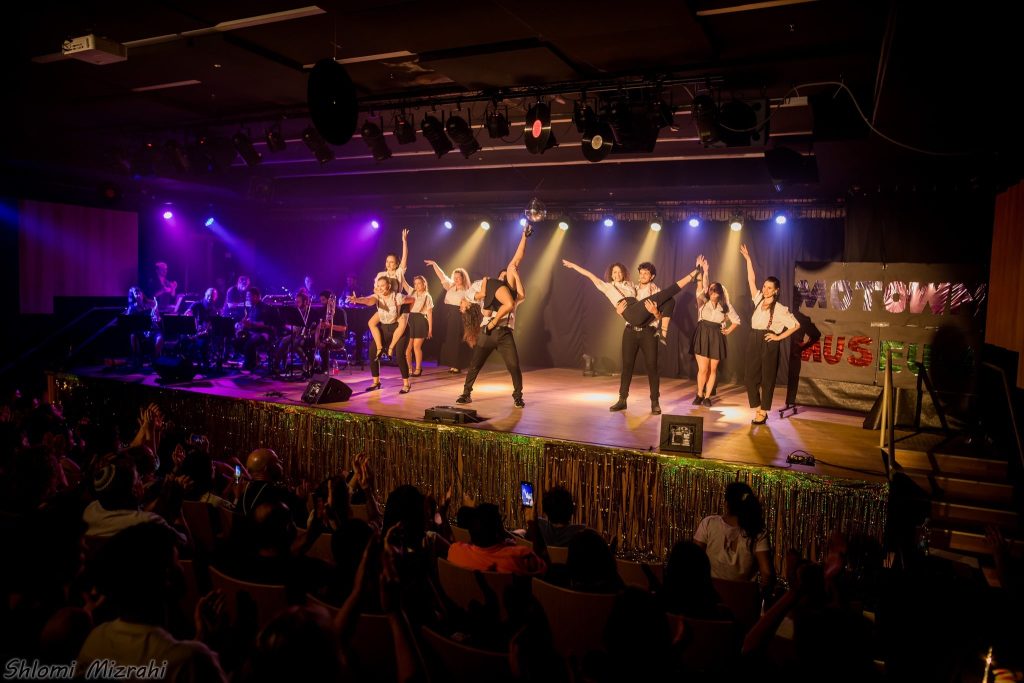 סטודנטיות רוקדות על במה