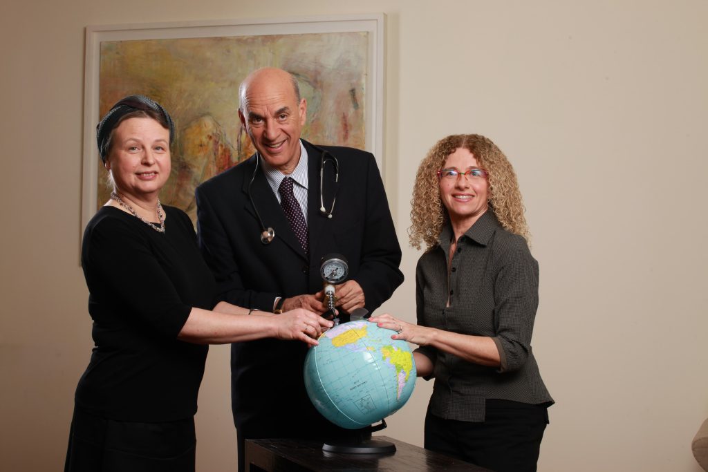 מרצים עומדים ביחד סביב גלובוס