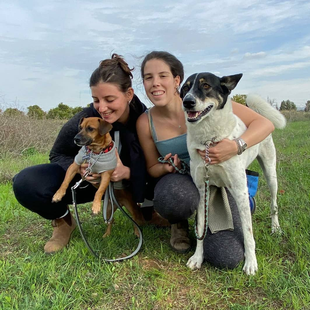 שתי נשים עם הכלבים שלהן