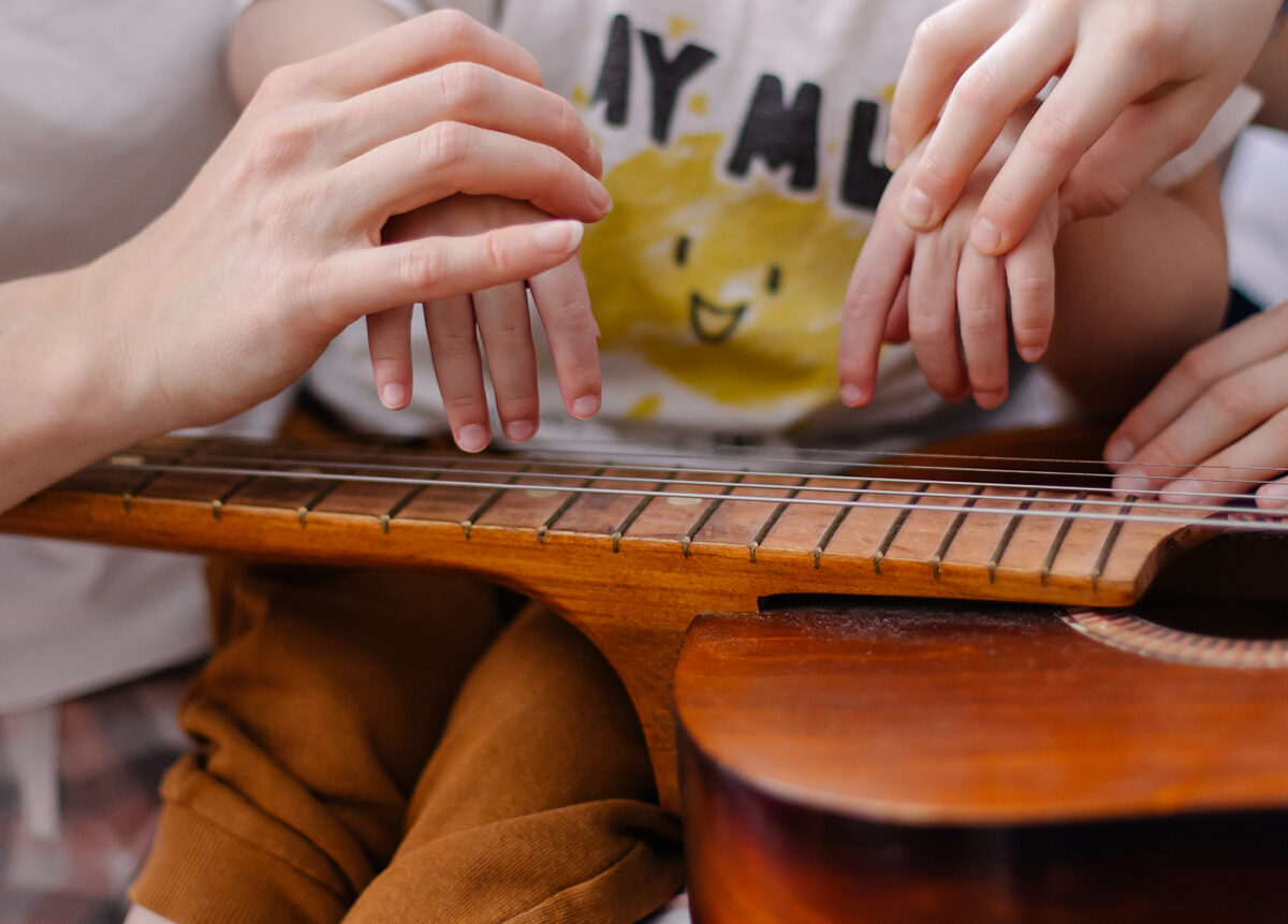 אנשים מנגנים על כלי נגינה