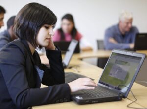 סטודנטית גולשת במחשב