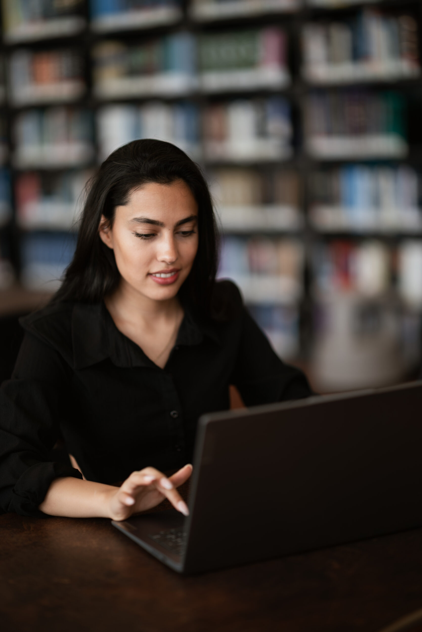 סטודנטית לומדת בספריה